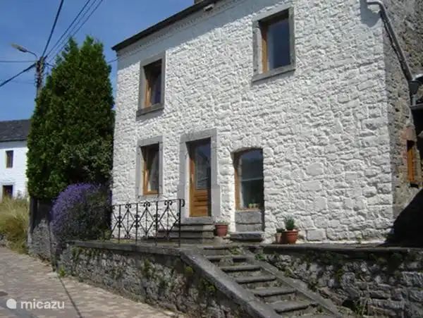 Grosses, gemuetliches Ferienhaus fuer 4 Personen in Dinant, Ardennen. Authentische Steinfassade mit charmantem Eingangsbereich in einer ruhigen Strasse.