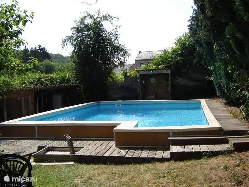 Entspannen Sie sich am privaten Pool von "Groot", einem gemuetlichen Ferienhaus fuer 4 Personen in Dinant in den Ardennen. Geniessen Sie die ruhige Umgebung und die Natur.