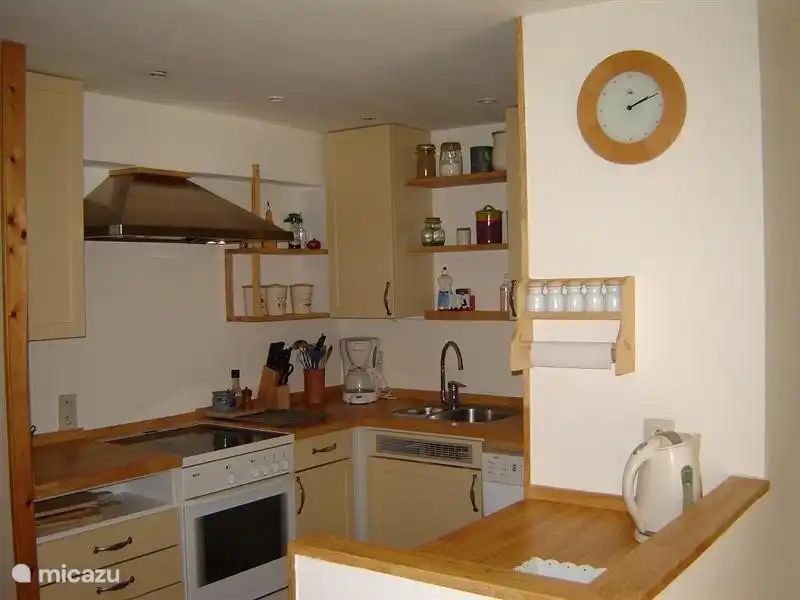 Gemuetliche Kueche in "Groot", einem schoenen Ferienhaus fuer 4 Personen in Dinant, Ardennen, Belgien. Voll ausgestatteter Innenbereich mit moderner Ausstattung.