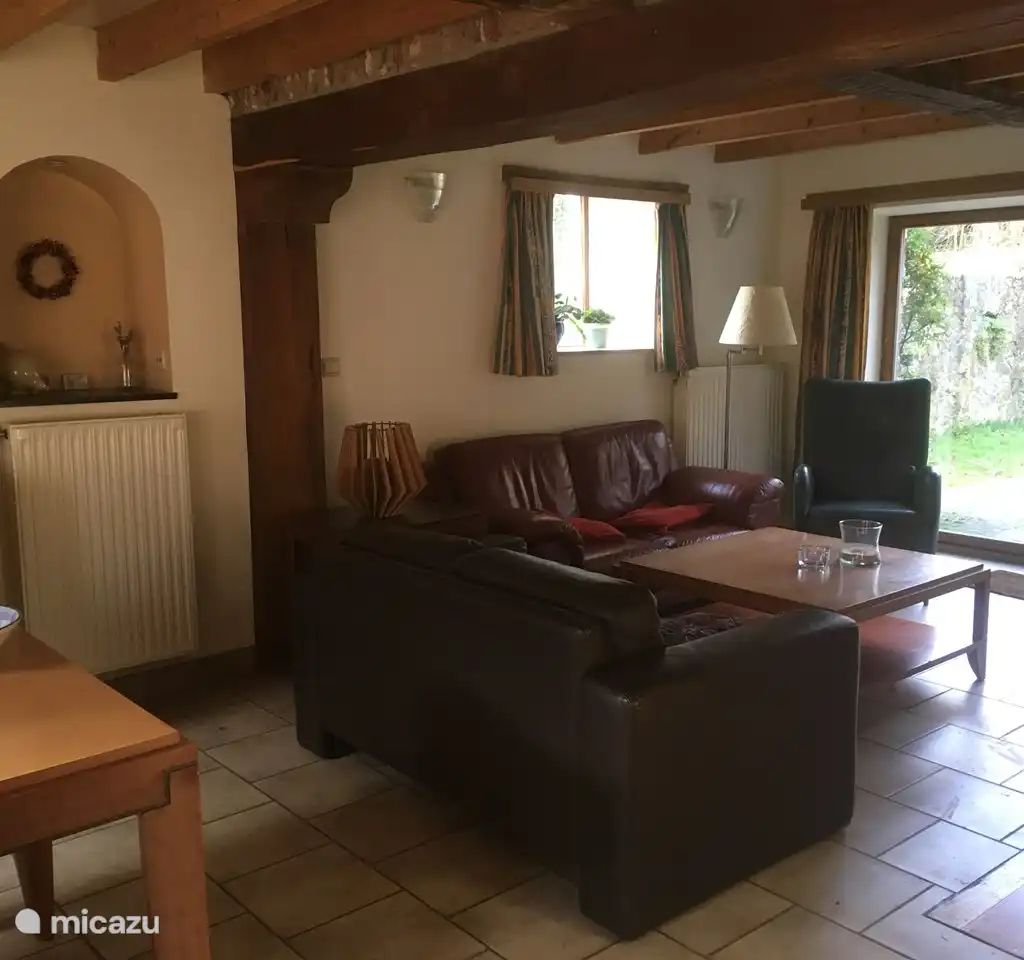 Gemuetliches Wohnzimmer in "Groot", einem schoenen Ferienhaus fuer 4 Personen in Dinant, Ardennen, Belgien, mit einer komfortablen Sitzecke und Blick auf den Garten.