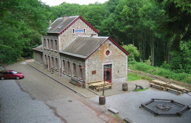 Cottage in Purnode, Ferienhaus in den Ardennen, Belgien, umgeben von gruener Natur und rustikalem Charme.