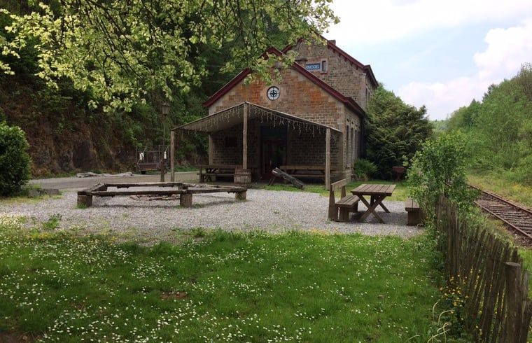 Geniessen Sie die Ruhe im Cottage in Purnode, einem charmanten Ferienhaus in den belgischen Ardennen, mit einer einladenden Terrasse und gruener Umgebung.