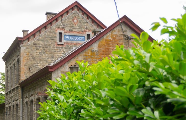 Ferienhaus in Purnode, ein charmantes Ferienhaus in den Ardennen, Belgien, umgeben von gruener Natur und rustikaler Architektur.