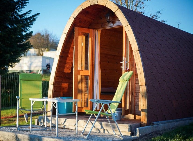 Geniet van de rust op de veranda van Vakantiehuisjes Pommier Rustique in Durnal, Ardennen, Belgie.