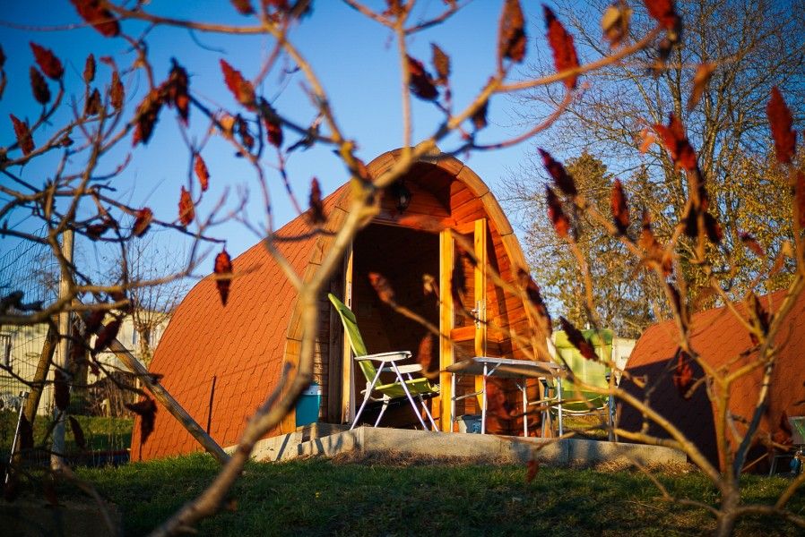 Verken de serene omgeving van Vakantiehuisjes Pommier Rustique in Durnal, een uniek verblijf in de Ardennen, Belgie.