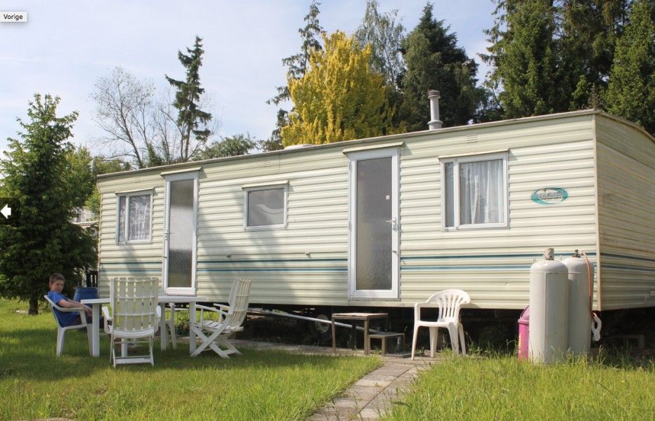 Ruim terras bij Vakantiehuisjes Pommier Rustique in Durnal, ideaal voor een ontspannen vakantie in de Ardennen, Belgie.
