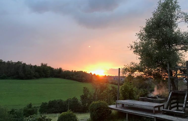 Geniessen Sie einen atemberaubenden Sonnenuntergang im Ferienhaus in Aublain, das in den malerischen Ardennen in Namur, Belgien, liegt.