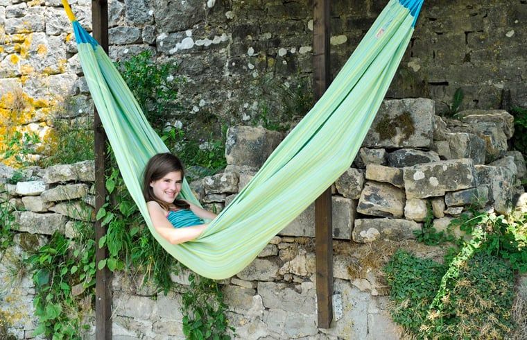 Entspannen Sie sich in der Haengematte im Ferienhaus in Aublain, das in der laendlichen Umgebung der Ardennen, Namur, Belgien liegt.