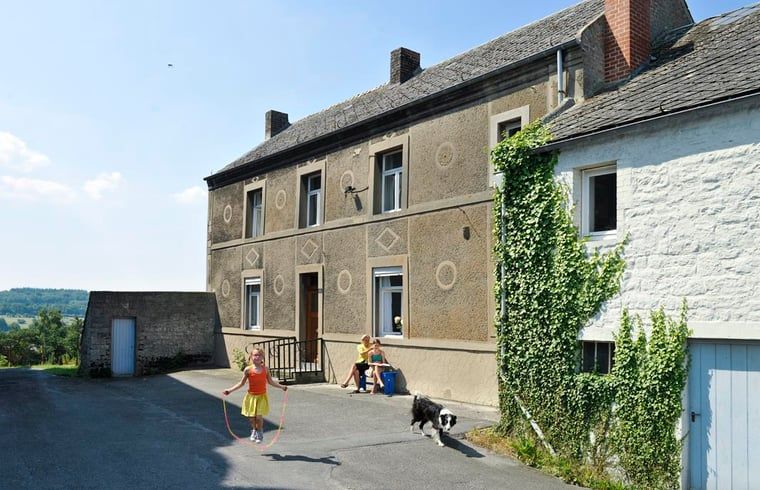Ferienhaus in Aublain, charmantes Cottage in den Ardennen, Namur, Belgien mit sonnigem Aussenbereich und laendlicher Umgebung.