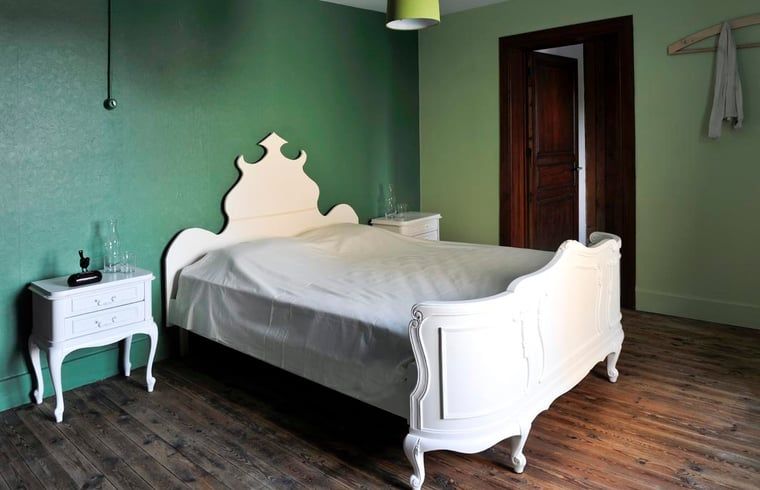 Attraktives Schlafzimmer in einem Ferienhaus in Aublain, in den Ardennen, Belgien. Geniessen Sie Ruhe und Komfort in diesem charmanten Ferienhaus.