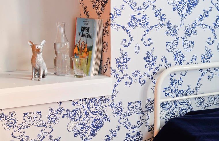 Gemuetliche Einrichtung des Ferienhauses in Aublain, Ardennen, mit stilvoller Dekoration und Buecherregal fuer einen gemuetlichen Aufenthalt.