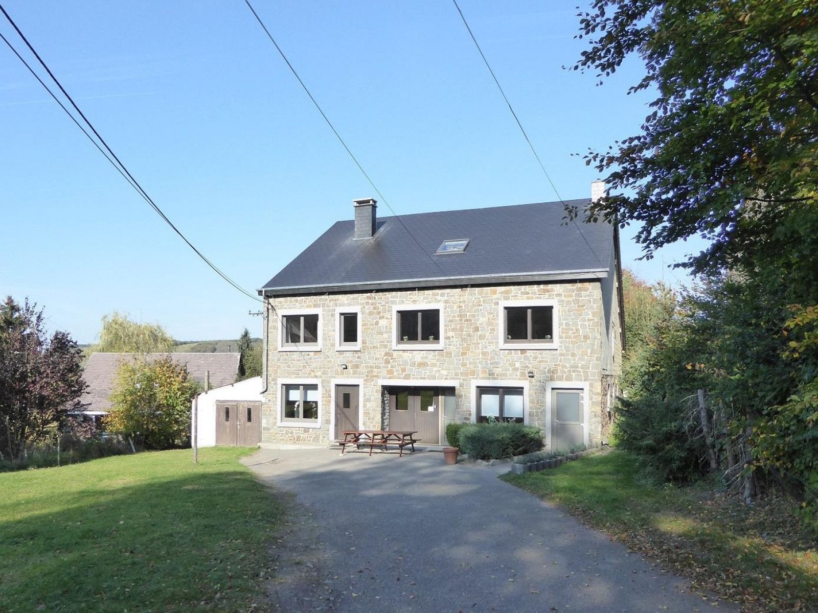 ARD103 vakantiehuis in Dochamps, Ardennen met ruime tuin en stenen gevel voor een ontspannen verblijf.
