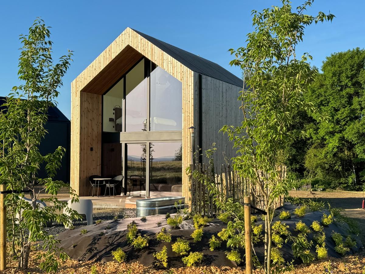 Escapade Naturelle in Durbuy, Ardennen, vakantiehuis met moderne houten gevel en groene omgeving.