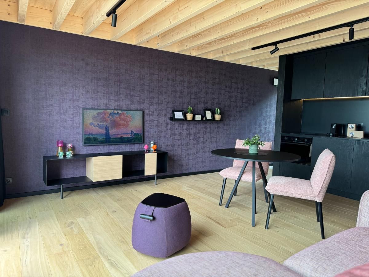 Stijlvolle binnenruimte van Escapade Naturelle, vakantiehuis in Durbuy, met houten plafond en moderne inrichting.