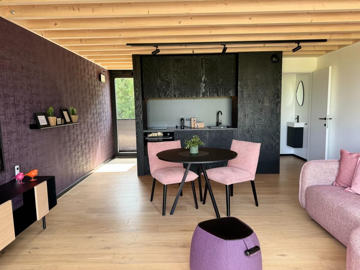 Moderne keuken en eetruimte in Escapade Naturelle, vakantiehuis in Durbuy, Belgie.
