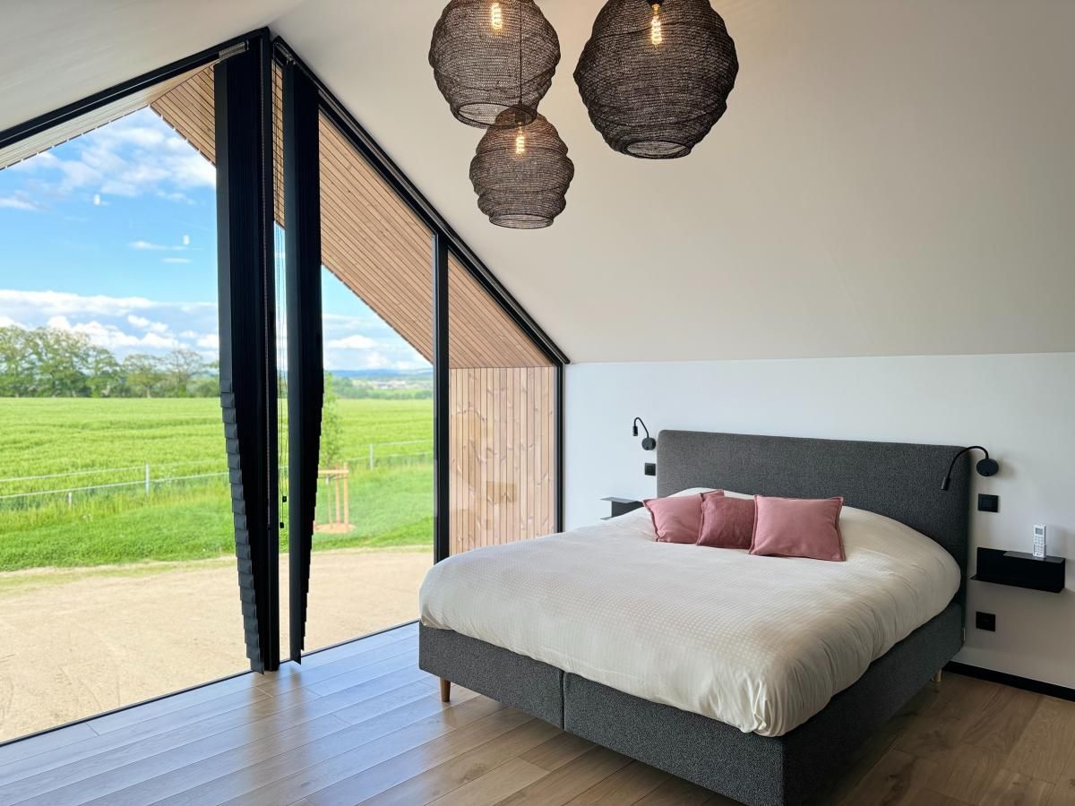 Lichte slaapkamer met panoramisch uitzicht in Escapade Naturelle, Durbuy, Ardennen.