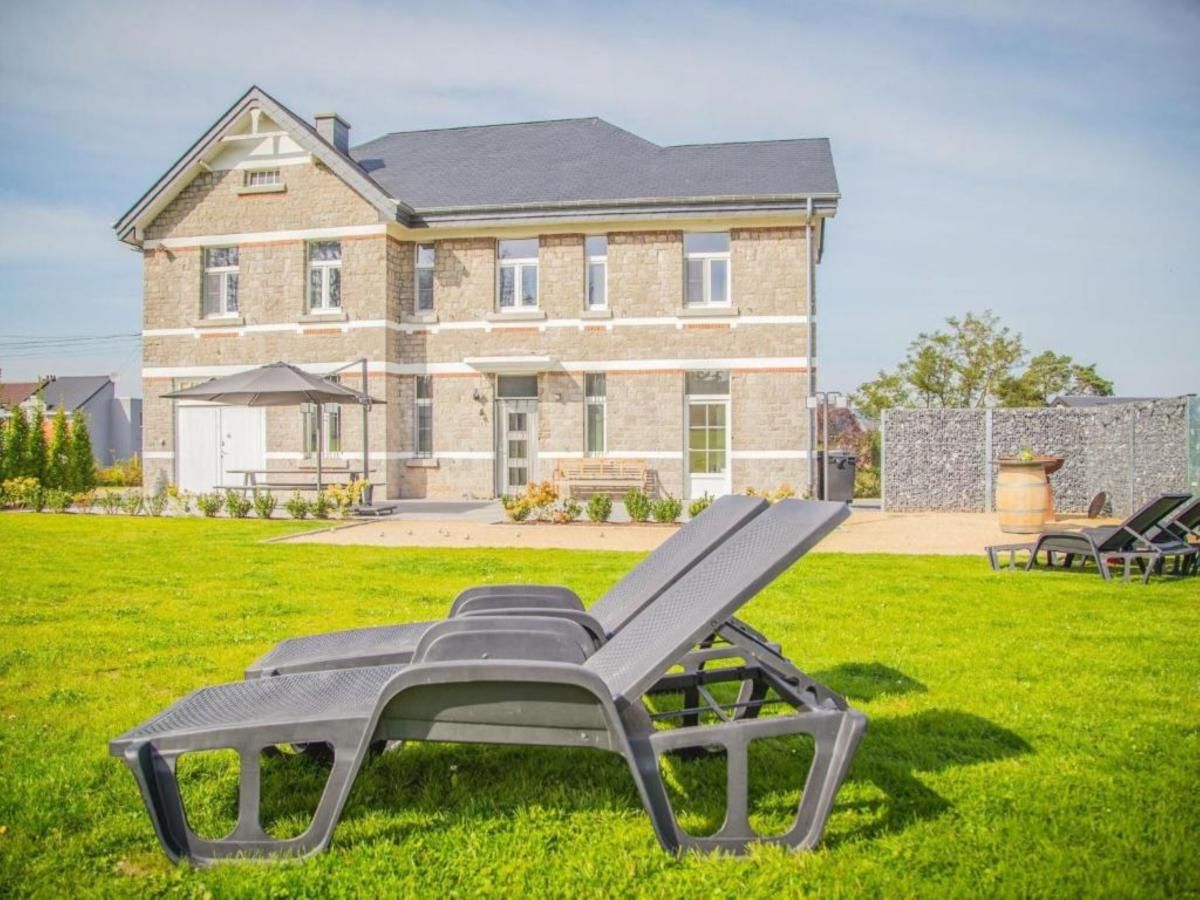 Ontspannen op het groene gazon van Ma Dame Jeanne, een charmant vakantiehuis in Durbuy, Ardennen, Luxemburg, Belgie.