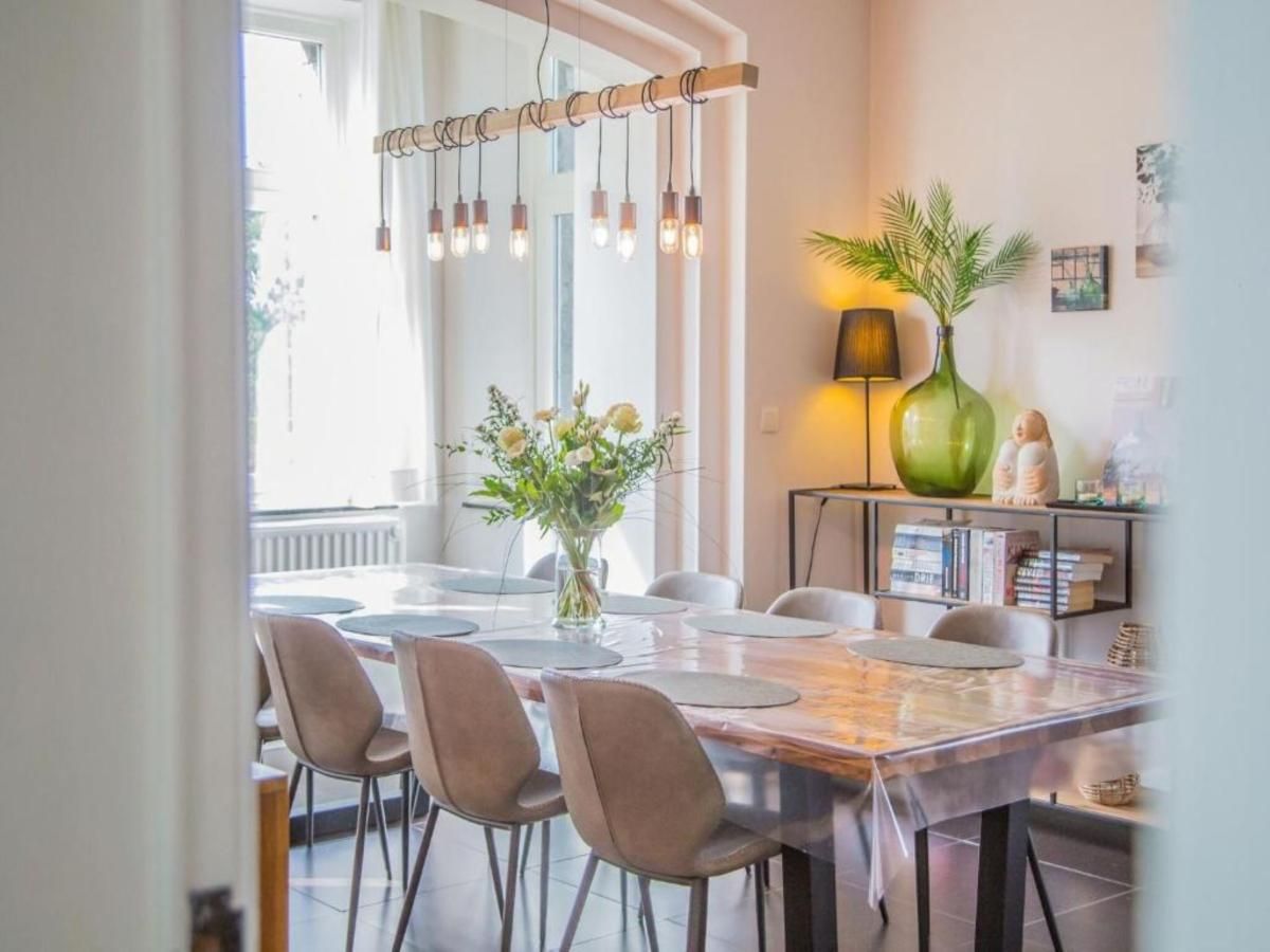 Stijlvolle eetkamer in Ma Dame Jeanne vakantiehuis, Durbuy, Ardennen. Gezellige ruimte met moderne inrichting en veel natuurlijk licht.