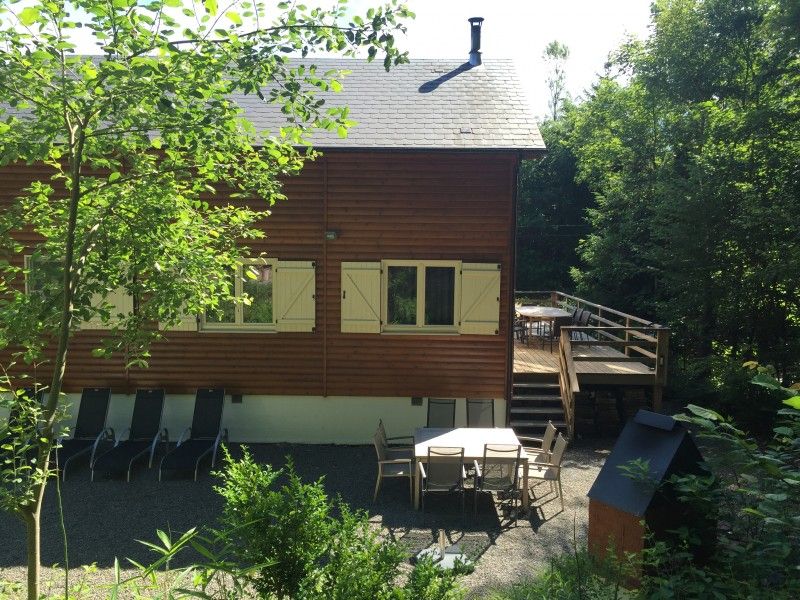Achtertuin van Chalet Eikenblad in Durbuy, vakantiehuis met terras en tuinzitje in de Ardennen.