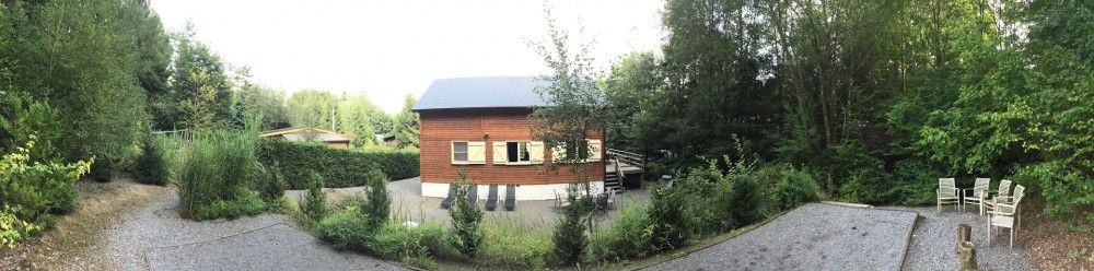 Panoramisch uitzicht op Chalet Eikenblad, vakantiehuis omgeven door natuur in Durbuy, Ardennen.