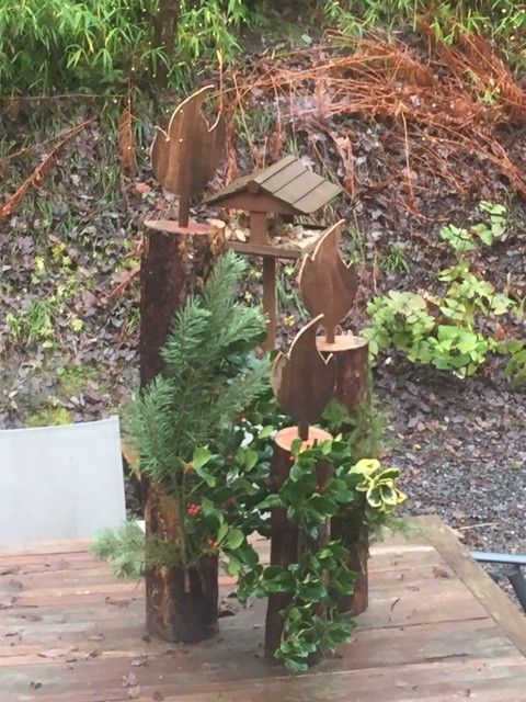 Decoratieve elementen in de tuin van Chalet Eikenblad, vakantiehuis in Durbuy, Ardennen.