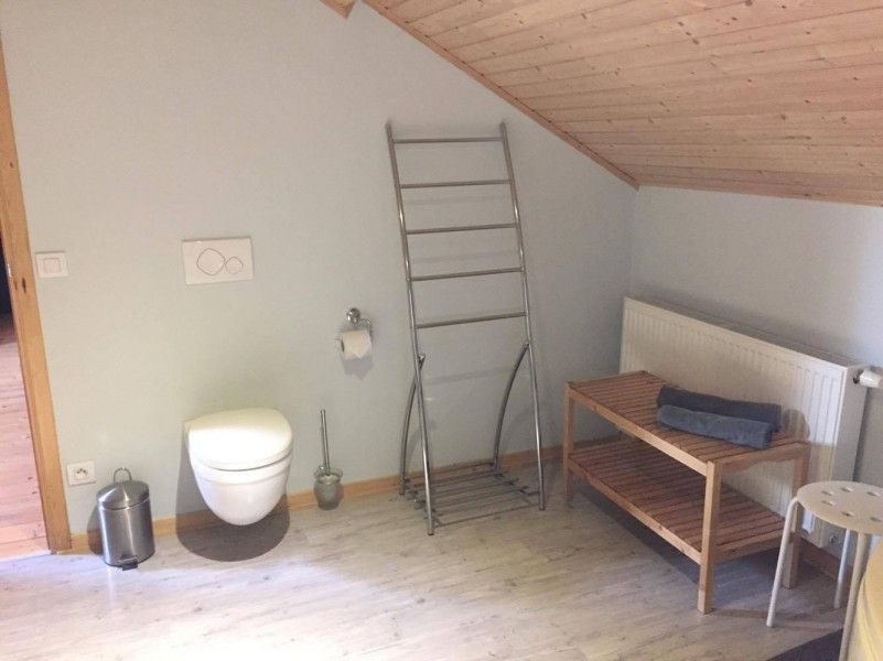 Ruime badkamer met toilet in Chalet Eikenblad, vakantiehuis in Durbuy, Ardennen.