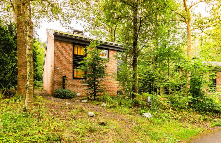 Huisje in Izier, vakantiehuis in de Ardennen, Luxemburg, Belgie, omgeven door weelderige natuur en bosrijke omgeving.