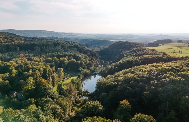 Geniet van de serene tuinomgeving bij Huisje in Izier, een vakantiehuis in de Ardennen, Luxemburg, Belgie.