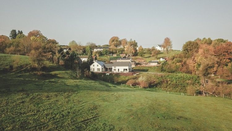 Uitzicht op de groene heuvels rondom Casa Nouche vakantiehuis in Engreux, Ardennen, Belgi.