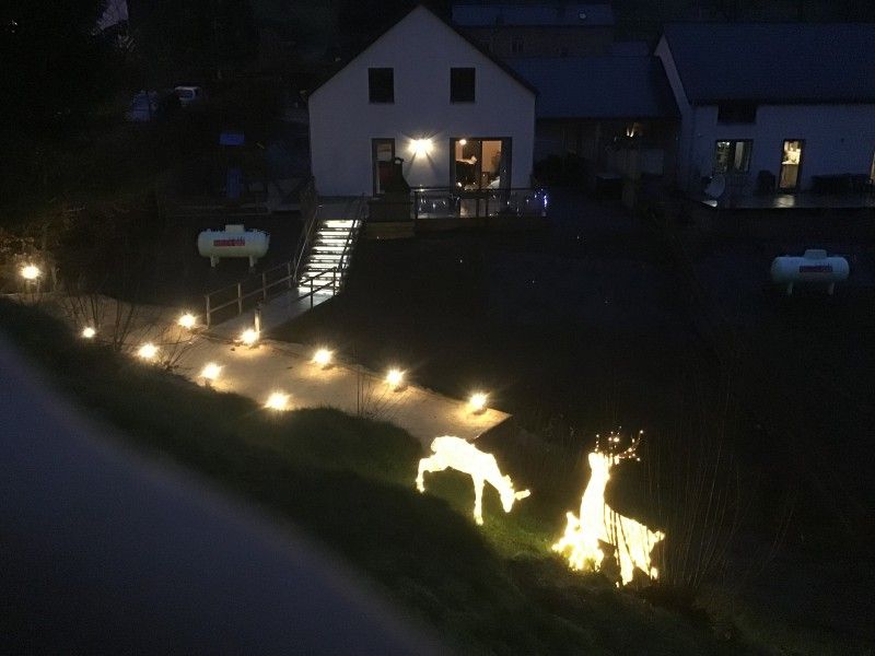 Verlichte avond bij Casa Nouche vakantiehuis in Engreux, Ardennen, Belgi.