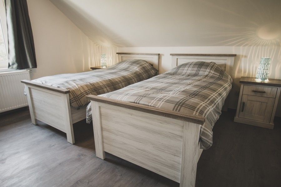 Comfortabele slaapkamer met twee bedden in Casa Nouche, vakantiehuis in de Ardennen, Belgi.