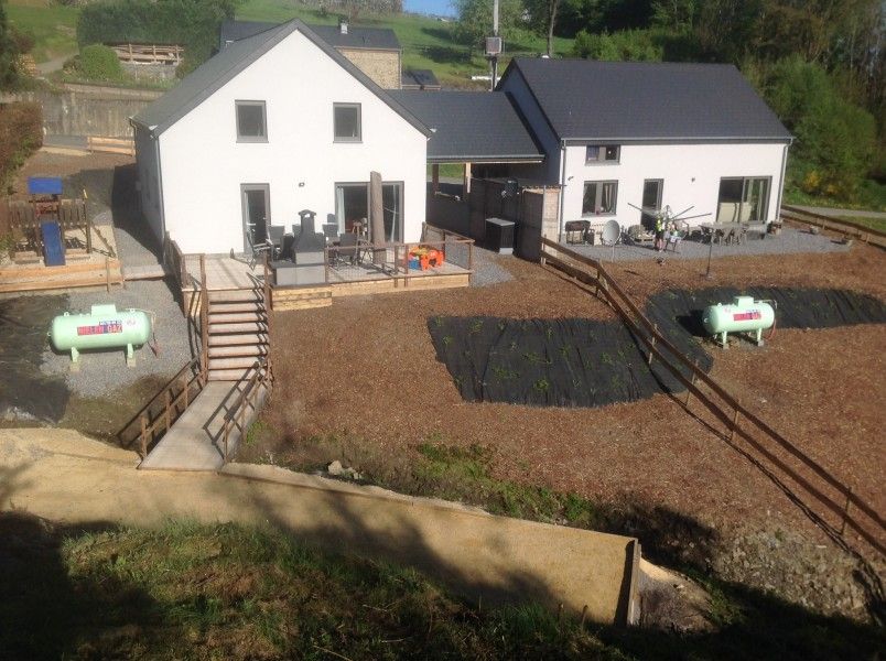Buitenkant van Casa Nouche vakantiehuis in Engreux, Ardennen, Belgi met tuin.