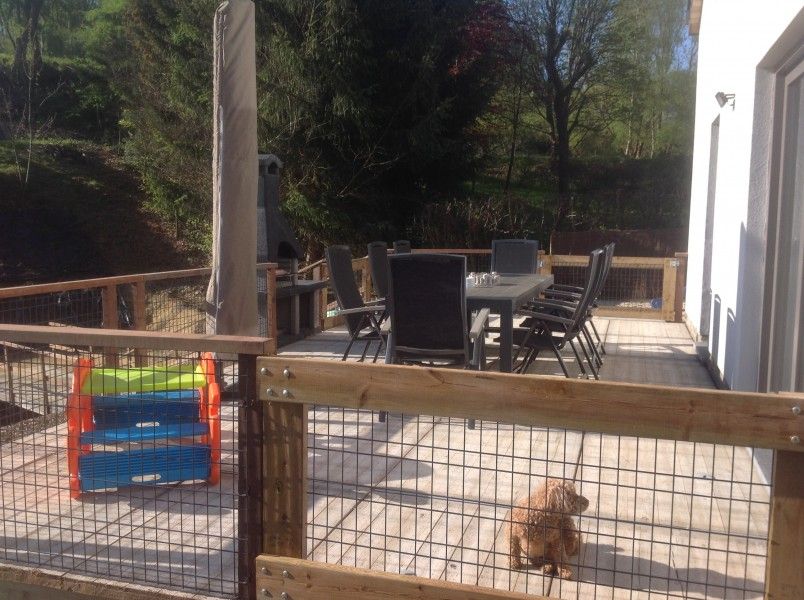 Veilig omheind terras van Casa Nouche vakantiehuis in Engreux, Ardennen, Belgi.