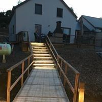 Verlichte toegangstrap naar Casa Nouche vakantiehuis in Engreux, Ardennen, Belgi.