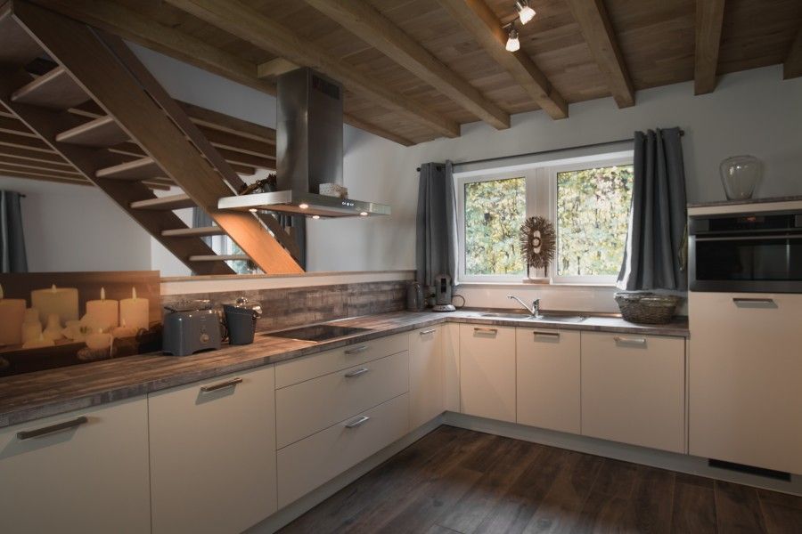 Ruime keuken met moderne apparatuur in Casa Nouche vakantiehuis in Engreux, Ardennen, Belgi.