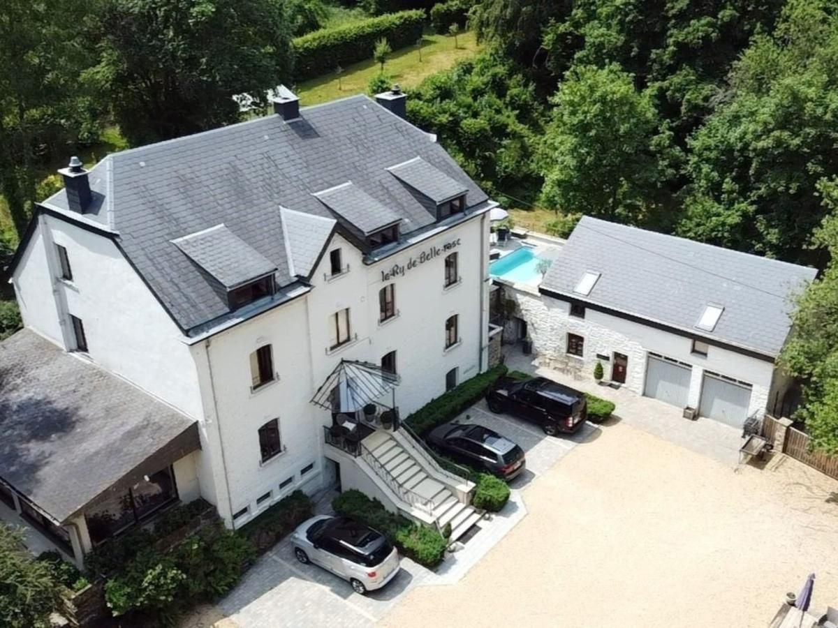 Luchtfoto van Ry de Belle Rose, een charmant vakantiehuis in Grupont, Ardennen, Belgie, omgeven door groene natuur en rustgevende omgeving.