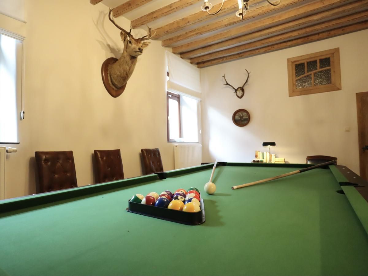 Ontspan in de sfeervolle recreatieruimte van Ry de Belle Rose, een vakantiehuis in Grupont, Ardennen, met een uitnodigende biljarttafel.