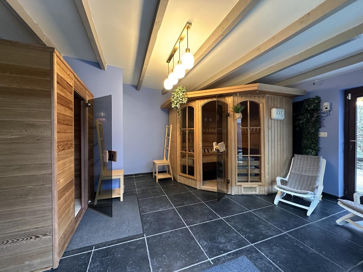 Ontspannen in de luxe sauna van Ry de Belle Rose, een vakantiehuis in Grupont, Ardennen, Belgie, omgeven door rustgevende natuur.