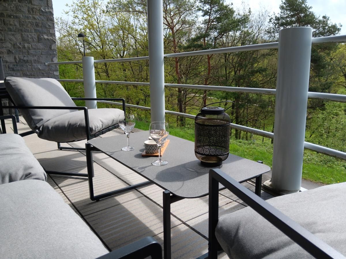 Geniet van het uitzicht op de groene Ardennen vanaf het terras van vakantiehuis Castelgolf in Barvaux, Luxemburg, Belgie.