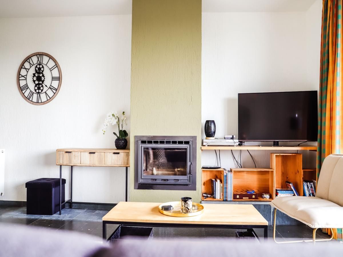 Geniet van het zwembad bij Castelgolf, een vakantiehuis in Barvaux, Ardennen, Belgie, omgeven door groene natuur en rust.