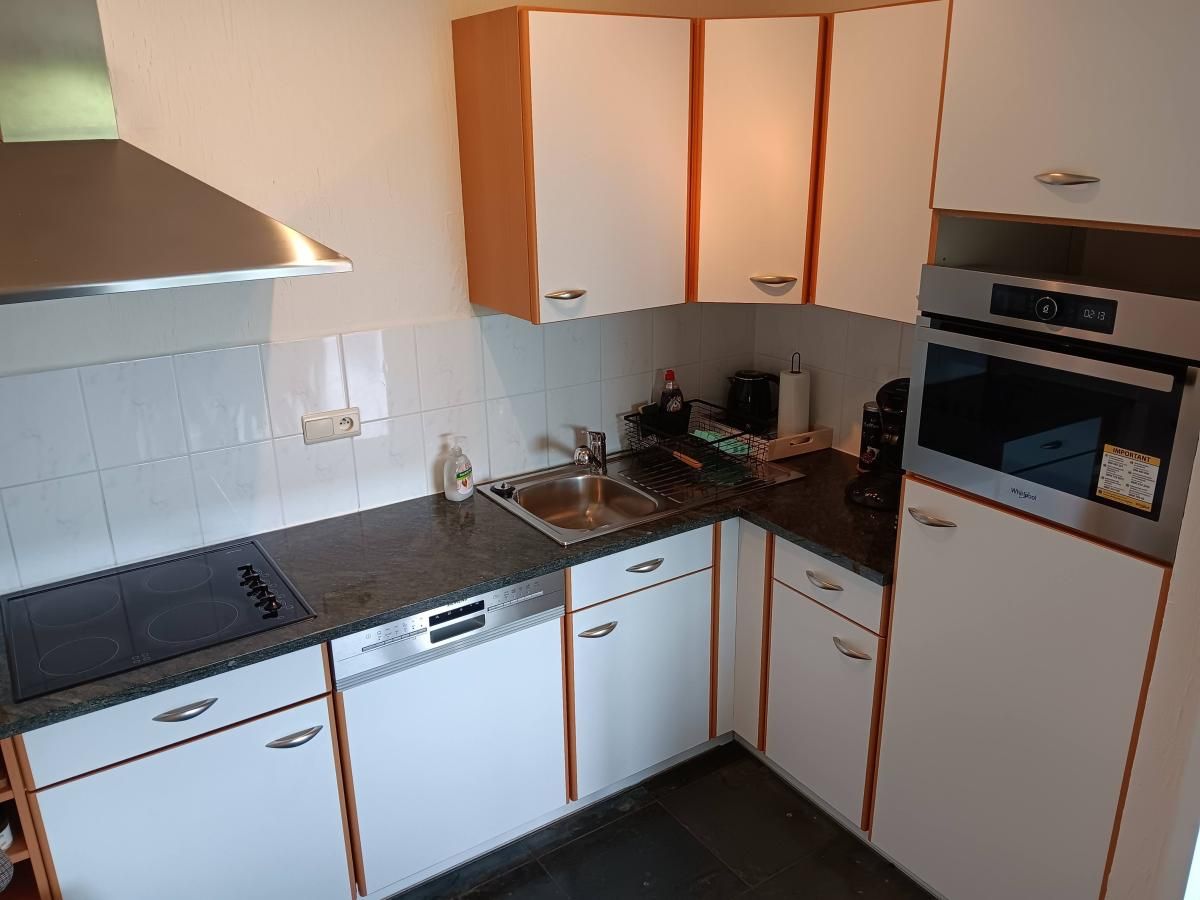 Moderne keuken in vakantiehuis Castelgolf, gelegen in Barvaux, Ardennen, Belgie, met strakke afwerking en complete apparatuur.