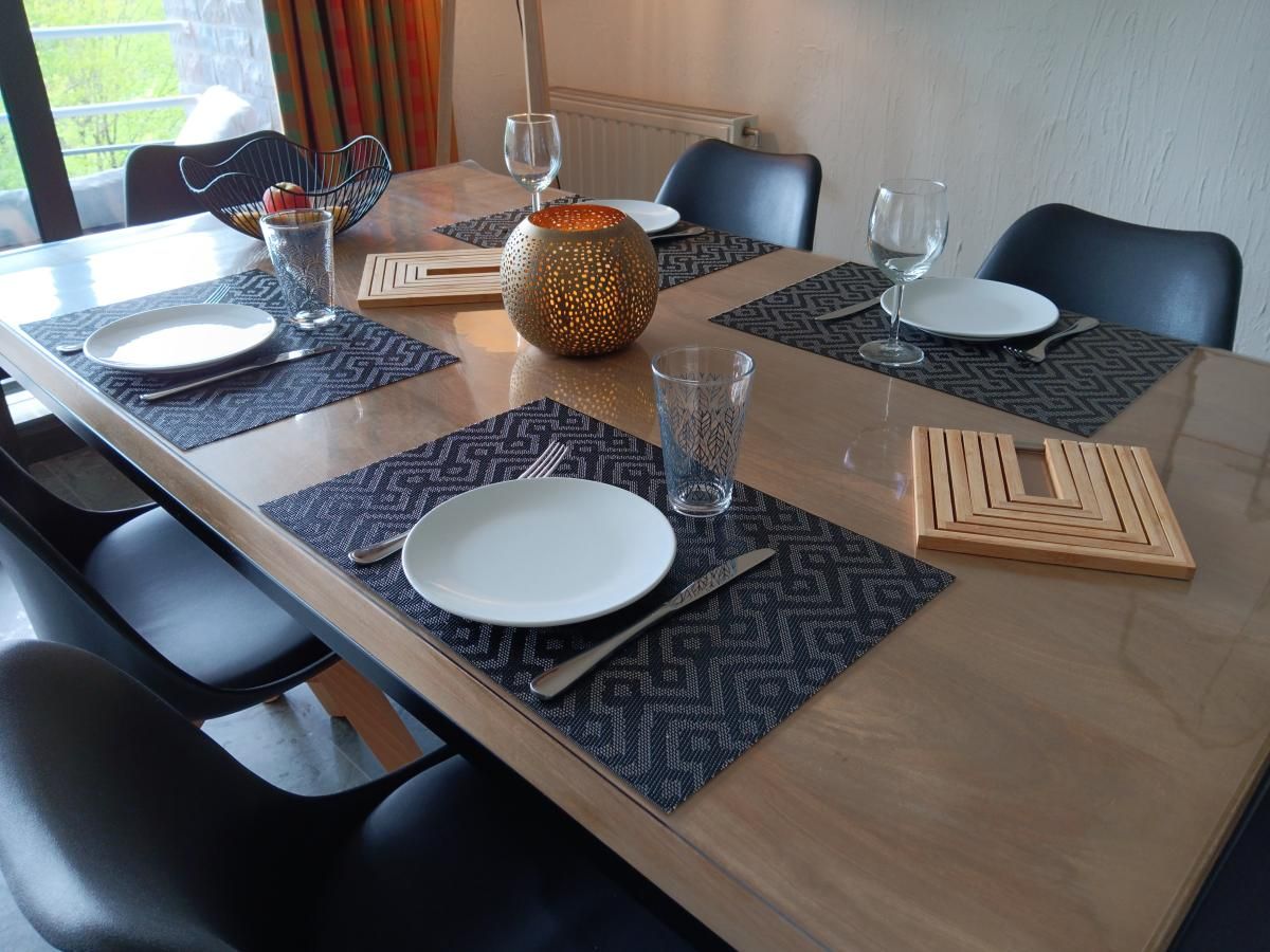 Stijlvol interieur van vakantiehuis Castelgolf in Barvaux, Ardennen, met houten meubel en elegante decoratie.