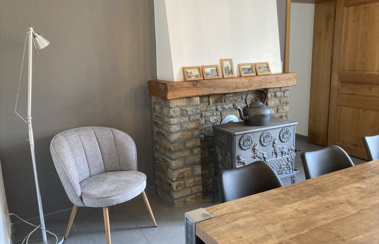 Gemuetliches Wohnzimmer im Cottage in Samree, Ardennen, mit rustikalem Kamin und bequemer Sitzecke.