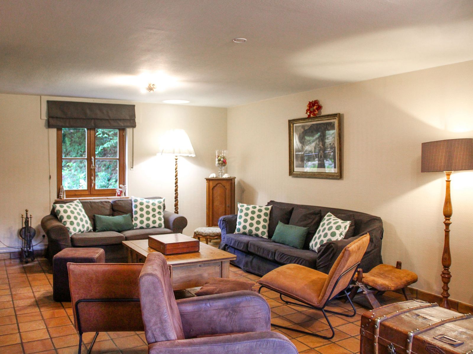 Gezellige woonkamer in Vakantiehuis La Rochette, Marche-en-Famenne, Ardennen, Belgie, met comfortabele zitruimte en warme inrichting.