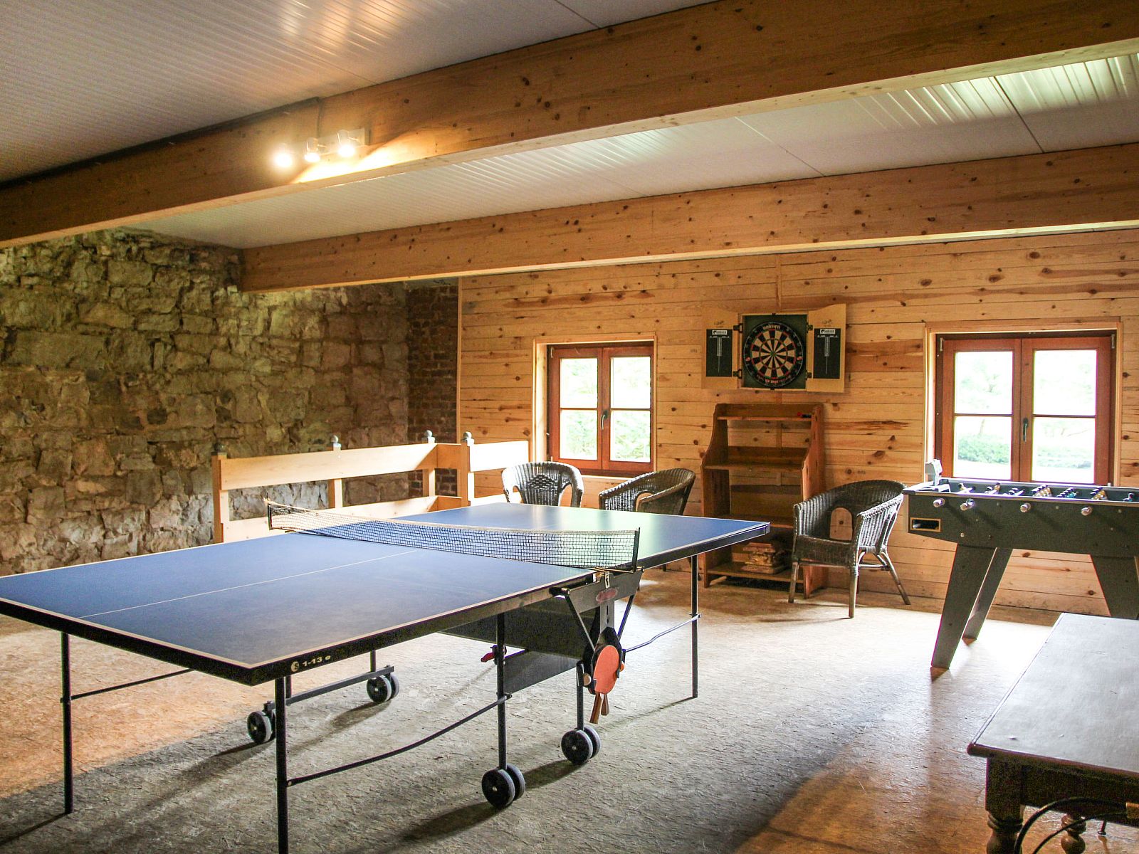 Speelruimte in Vakantiehuis La Rochette, Marche-en-Famenne, Ardennen met tafeltennis en darts voor ontspanning in Belgie.