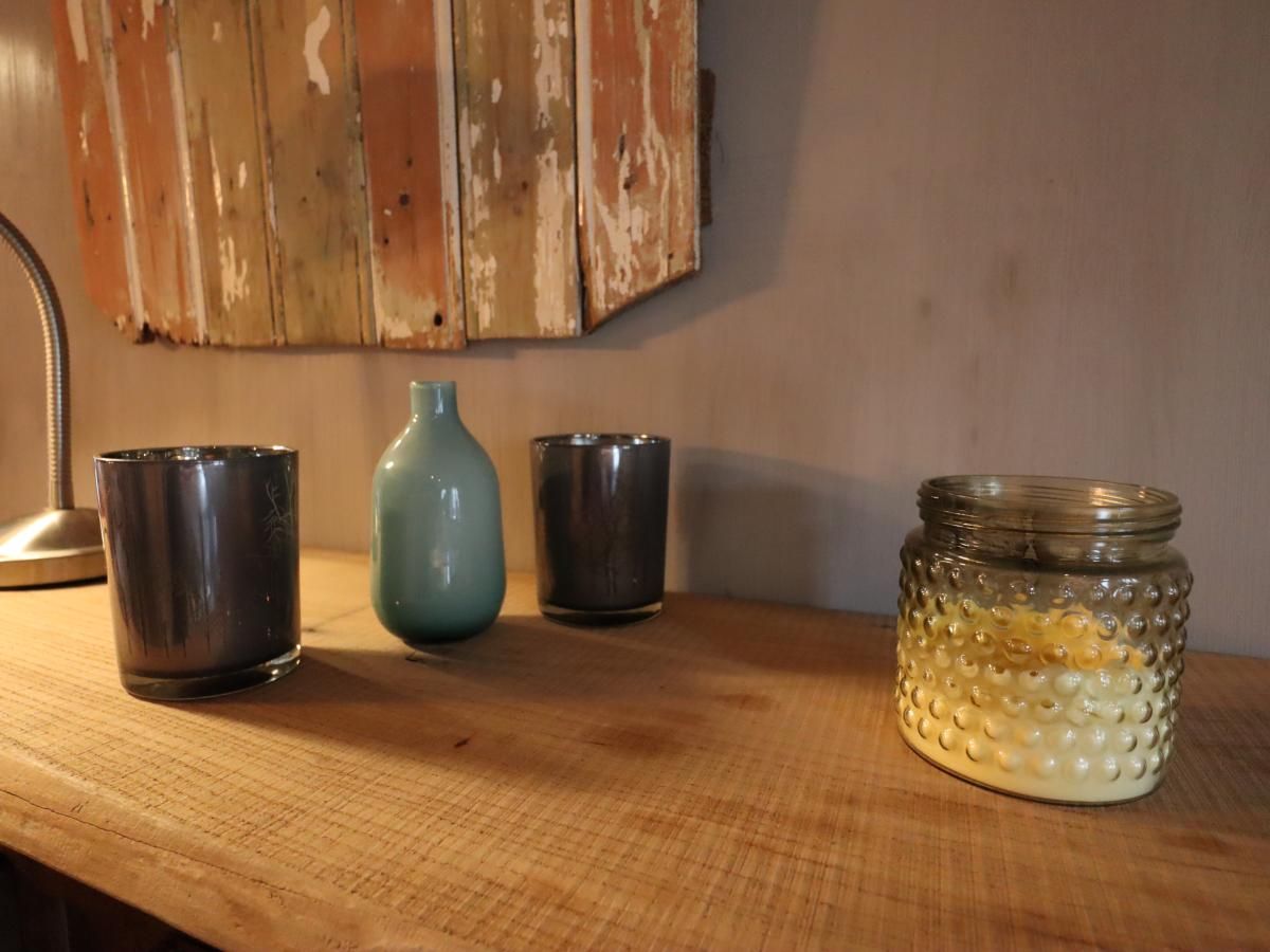 Gezellige binnenruimte in vakantiehuis Le Fournil, Manhay, Ardennen met rustieke decoratie en warme sfeer.