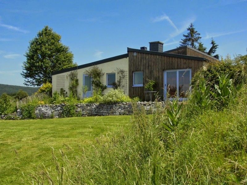 La Terra vakantiehuis in Durbuy, Ardennen met groene tuin en stenen muren.