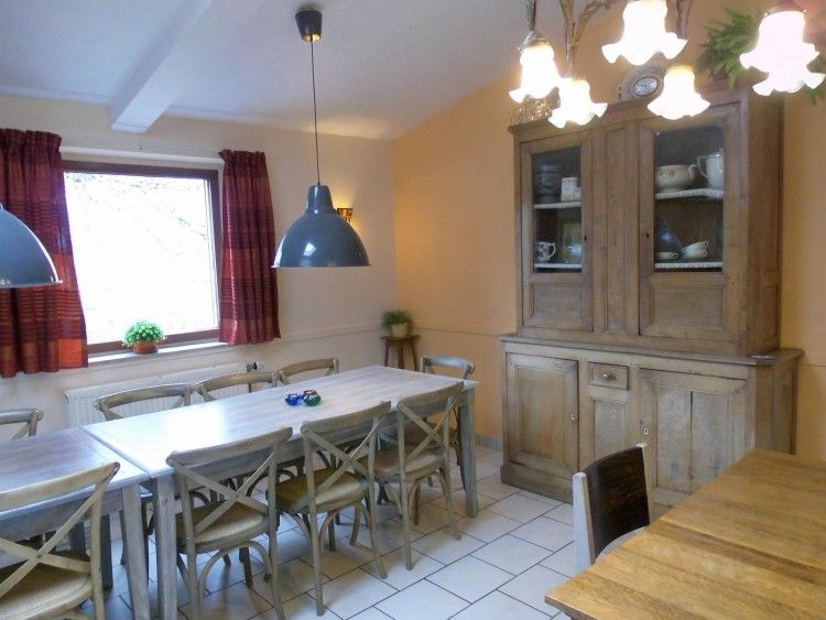 Eetkamer in La Terra, vakantiehuis in Durbuy, met houten tafel en kast.