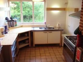 Functionele keuken in La Terra, vakantiehuis Durbuy, met uitzicht op de natuur.