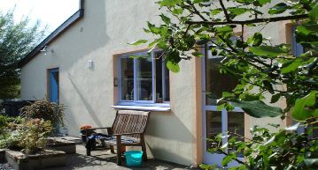 Charmant terras bij La Terra vakantiehuis, Durbuy, omgeven door groen.
